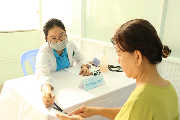 L&yacute; giải về tiền kh&aacute;m bệnh 45.000 đồng g&acirc;y sốc của nữ du kh&aacute;ch Mỹ - Ảnh 4.