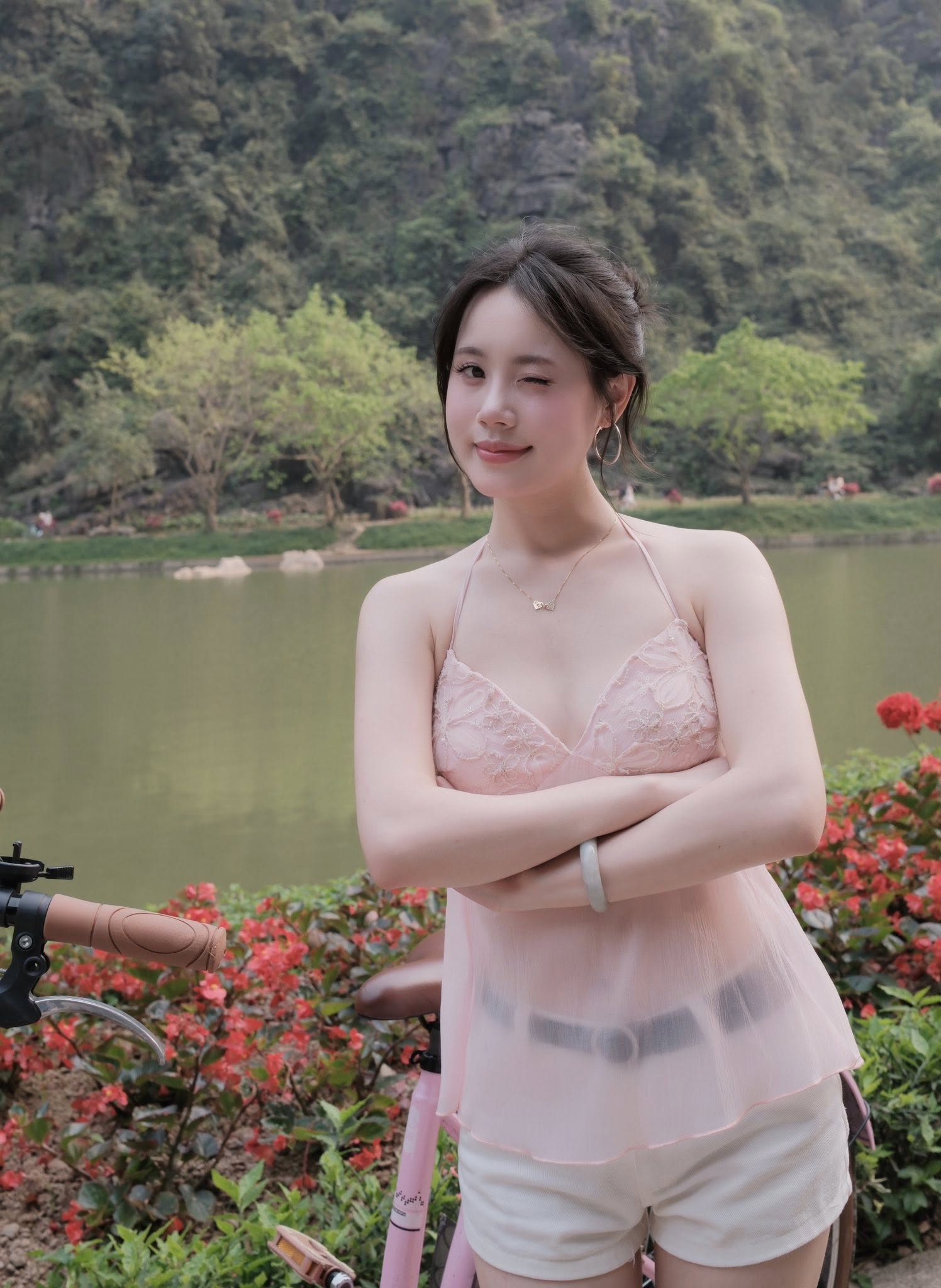 Dạo chơi ở Tuyệt T&igrave;nh Cốc, bộ ảnh của hot girl bất ngờ viral ch&oacute;ng mặt- Ảnh 3.