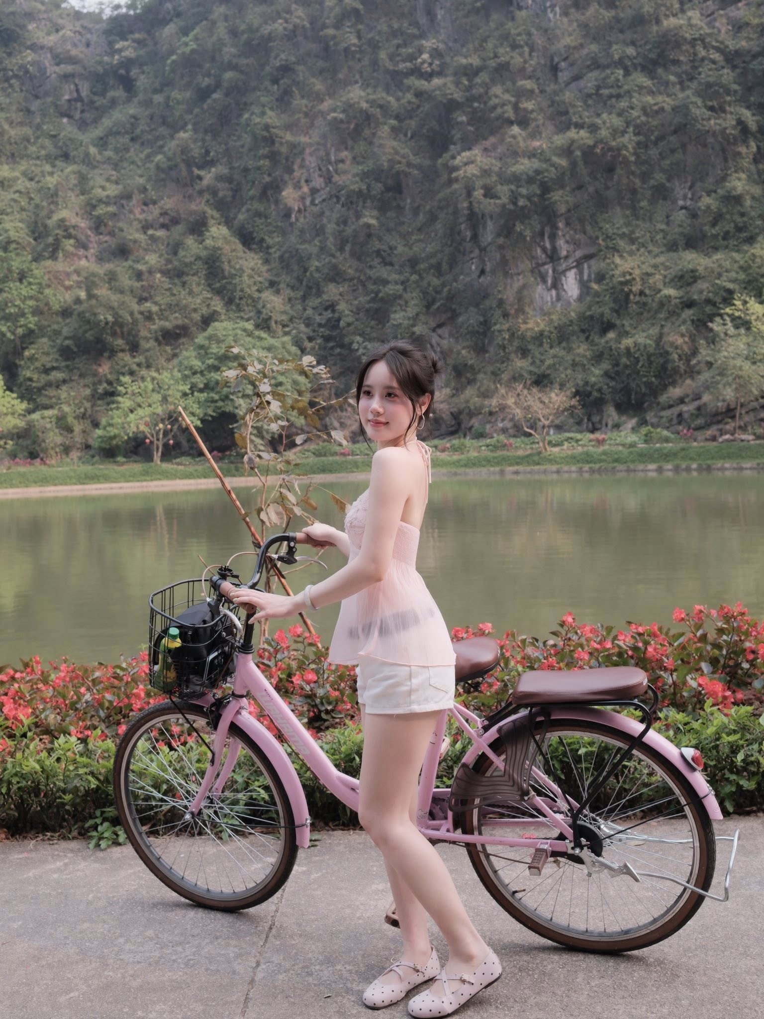 Dạo chơi ở Tuyệt T&igrave;nh Cốc, bộ ảnh của hot girl bất ngờ viral ch&oacute;ng mặt- Ảnh 2.