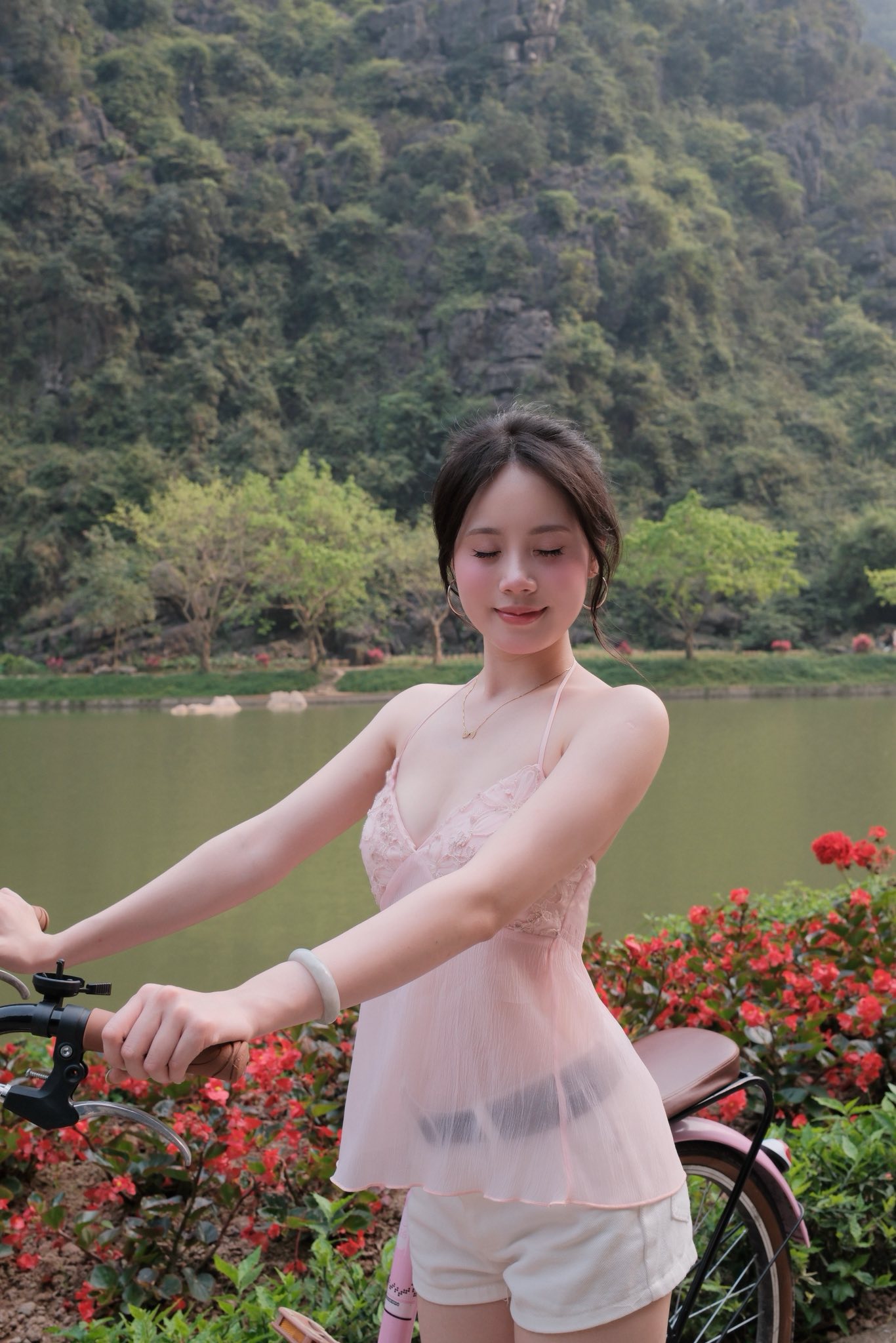 Dạo chơi ở Tuyệt T&igrave;nh Cốc, bộ ảnh của hot girl bất ngờ viral ch&oacute;ng mặt- Ảnh 6.