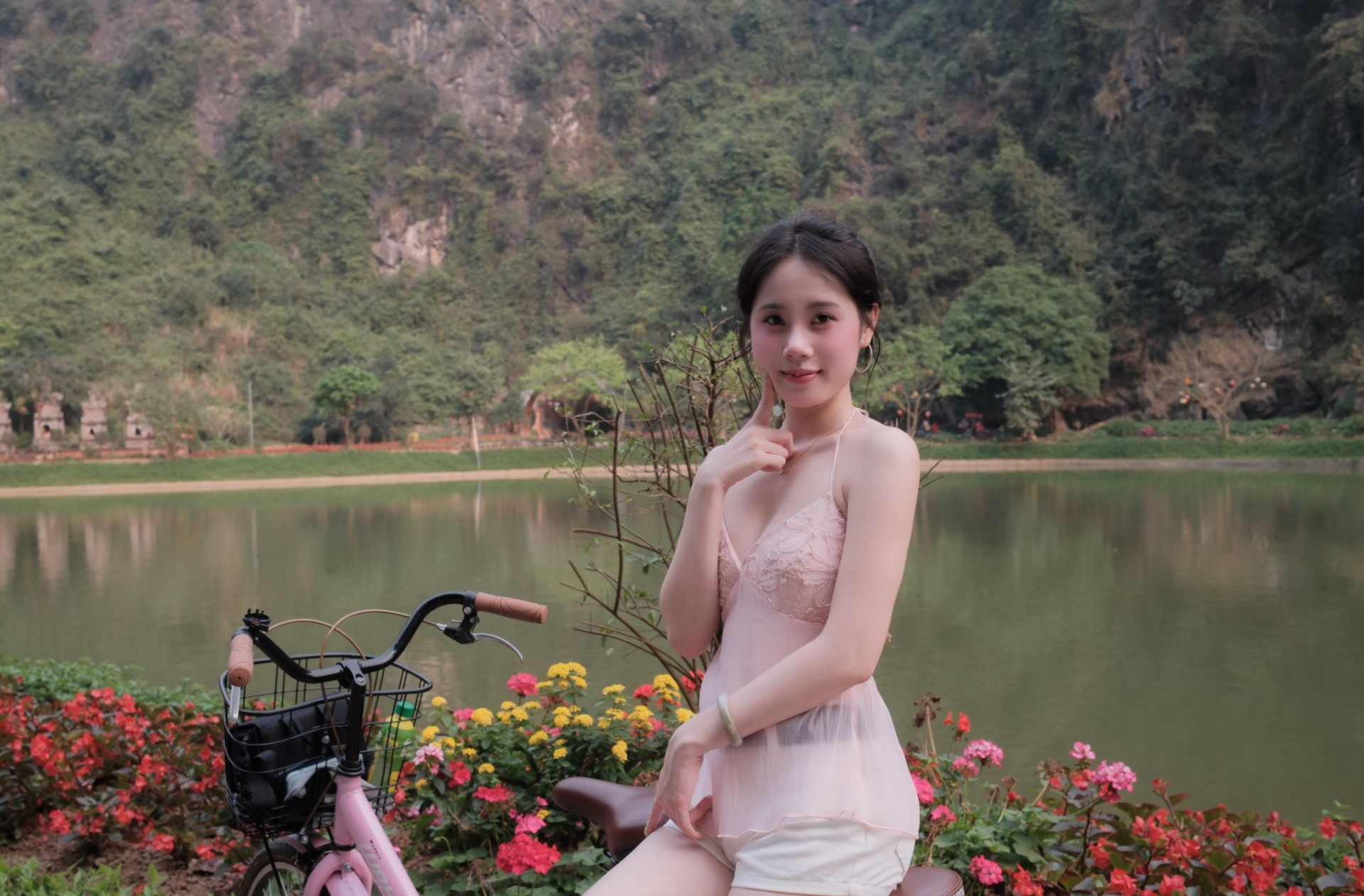 Dạo chơi ở Tuyệt T&igrave;nh Cốc, bộ ảnh của hot girl bất ngờ viral ch&oacute;ng mặt- Ảnh 5.