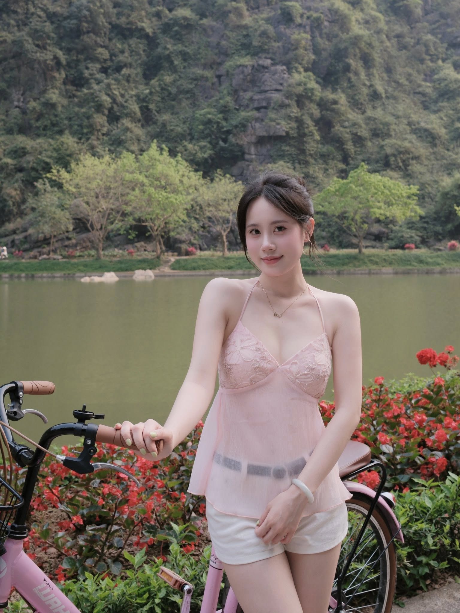 Dạo chơi ở Tuyệt T&igrave;nh Cốc, bộ ảnh của hot girl bất ngờ viral ch&oacute;ng mặt- Ảnh 1.