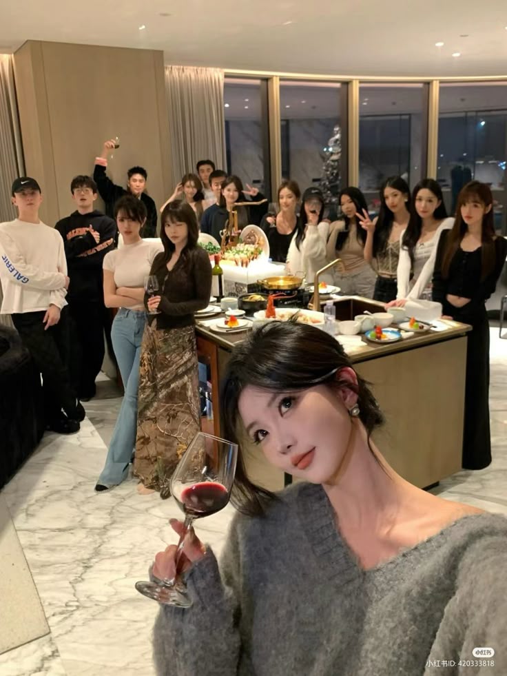 C&aacute;ch ứng xử th&ocirc;ng minh khi bị gọi l&agrave; đại gia trong bữa ăn nh&oacute;m - Ảnh 1.