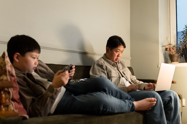 Cha mẹ cần cẩn trọng: 4 điều kh&ocirc;ng n&ecirc;n chia sẻ với trẻ - Ảnh 1.