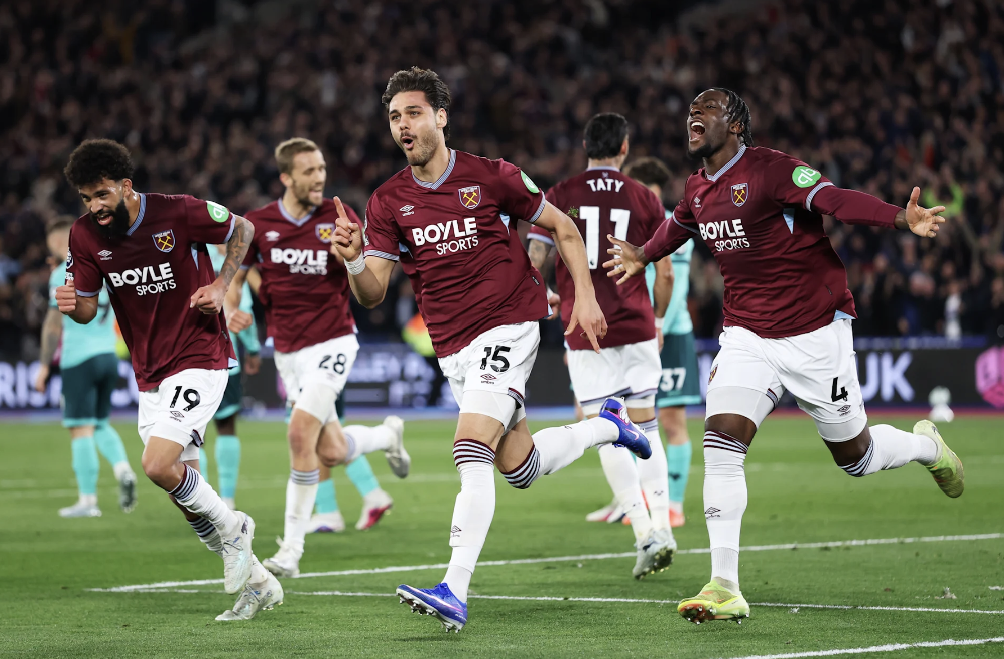 West Ham thắng nghiền &eacute;p Wolves, Tottenham bị k&eacute;o xuống nh&oacute;m rớt hạng - Ảnh 4.