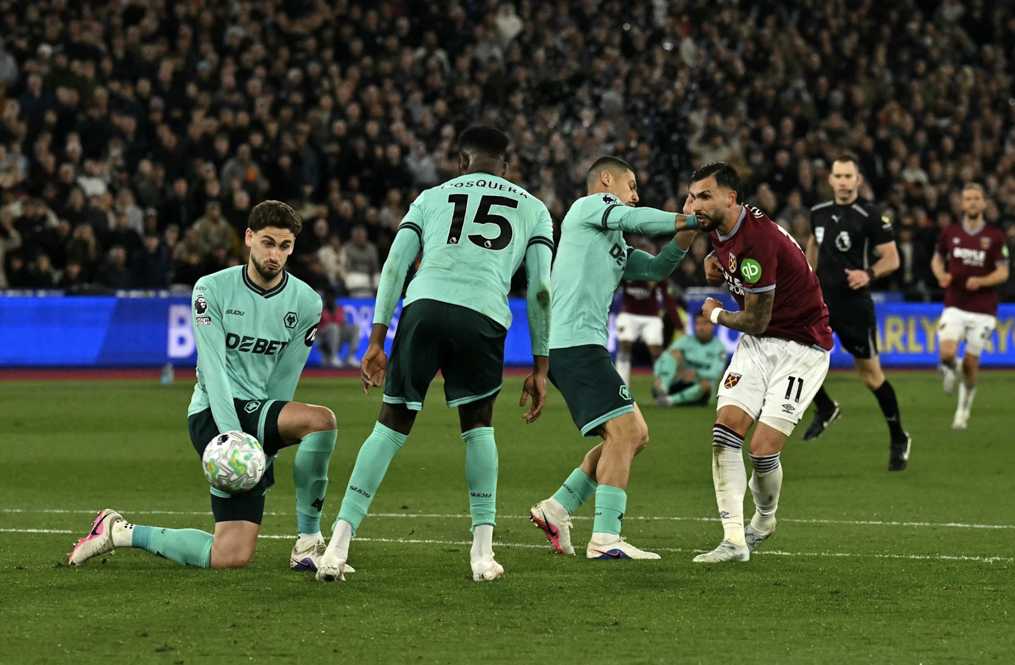 West Ham thắng nghiền &eacute;p Wolves, Tottenham bị k&eacute;o xuống nh&oacute;m rớt hạng - Ảnh 3.