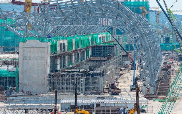 Đại gia gốc Thanh H&oacute;a x&acirc;y v&ograve;m th&eacute;p lớn nhất h&agrave;nh tinh g&oacute;p mặt tại c&ocirc;ng tr&igrave;nh APEC 2027: M&aacute;i th&eacute;p 12.000 tấn, vượt nhịp 81m kh&ocirc;ng cột, c&ocirc;ng nghệ Thụy Sĩ g&oacute;p sức - Ảnh 1.