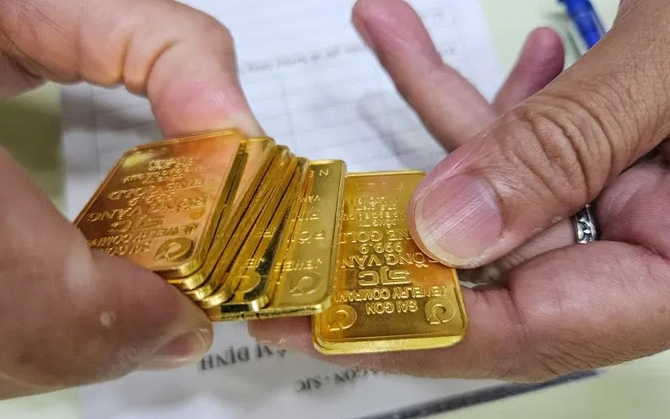 Gi&aacute; v&agrave;ng trong nước đảo chiều lao dốc, người vừa mua h&ocirc;m qua đ&atilde; lỗ 300.000 đồng/lượng