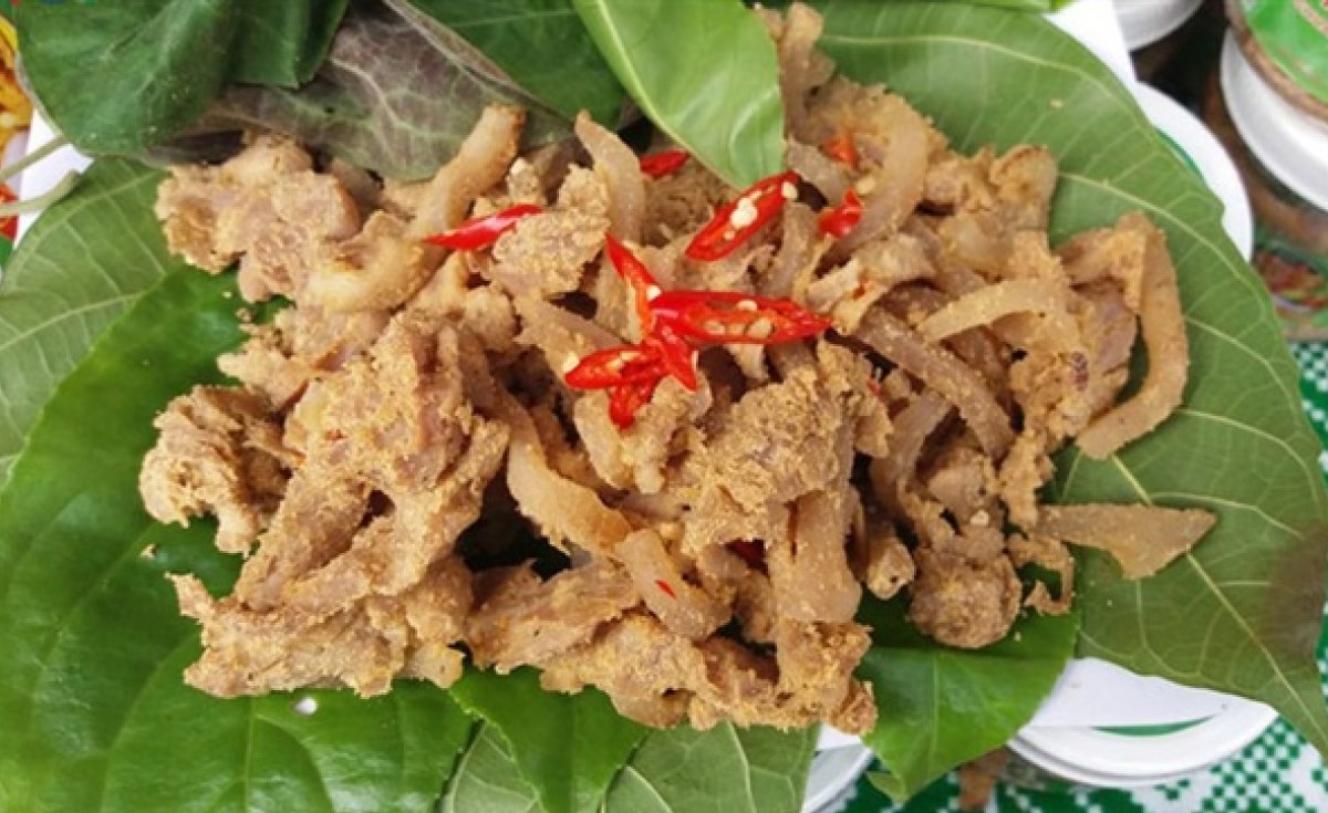 Đặc sản miền núi khiến cô ca sĩ vừa ăn vừa nhún nhảy, nhận xét: 