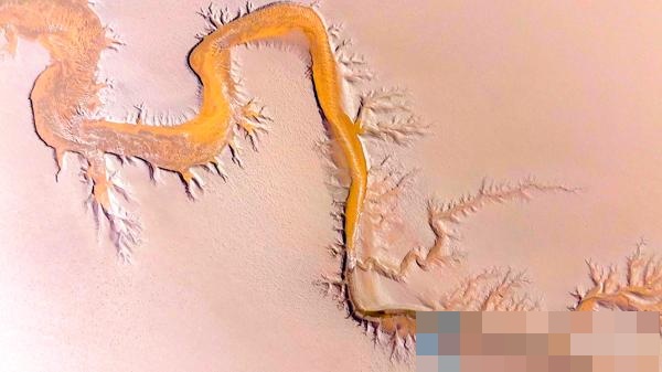 "Rồng" bất ngờ xuất hiện trên mặt sông dịp Thanh Minh, cảnh tượng từ trên cao khiến dân mạng xôn xao - Ảnh 1.