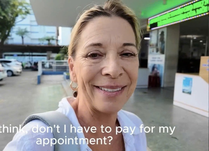 L&yacute; giải về tiền kh&aacute;m bệnh 45.000 đồng g&acirc;y sốc của nữ du kh&aacute;ch Mỹ - Ảnh 1.