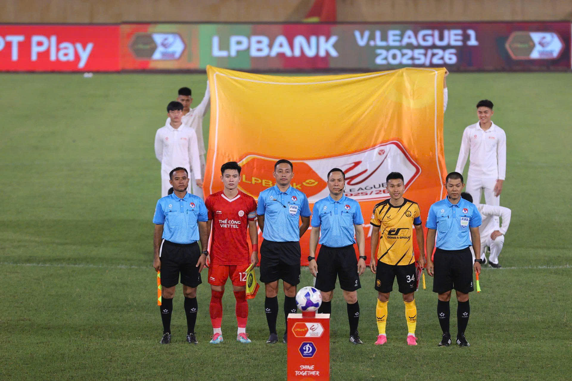 HLV Velizar Popov và “duyên nợ” với trọng tài V-League - Ảnh 1.