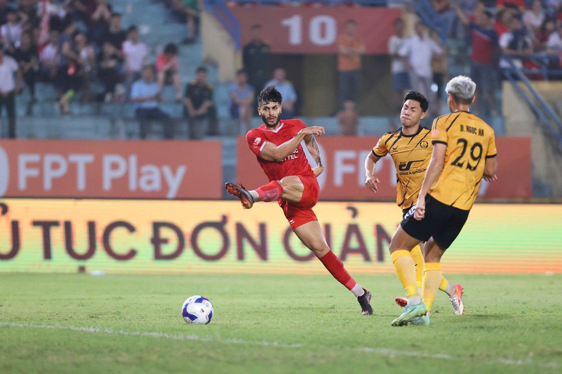 HLV Velizar Popov và “duyên nợ” với trọng tài V-League - Ảnh 2.