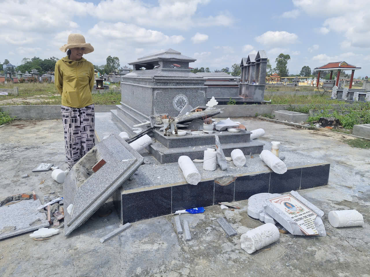 Mộ Mẹ Việt Nam Anh h&ugrave;ng bị đập ph&aacute;: Nghi vấn đặt ra - Ảnh 2.