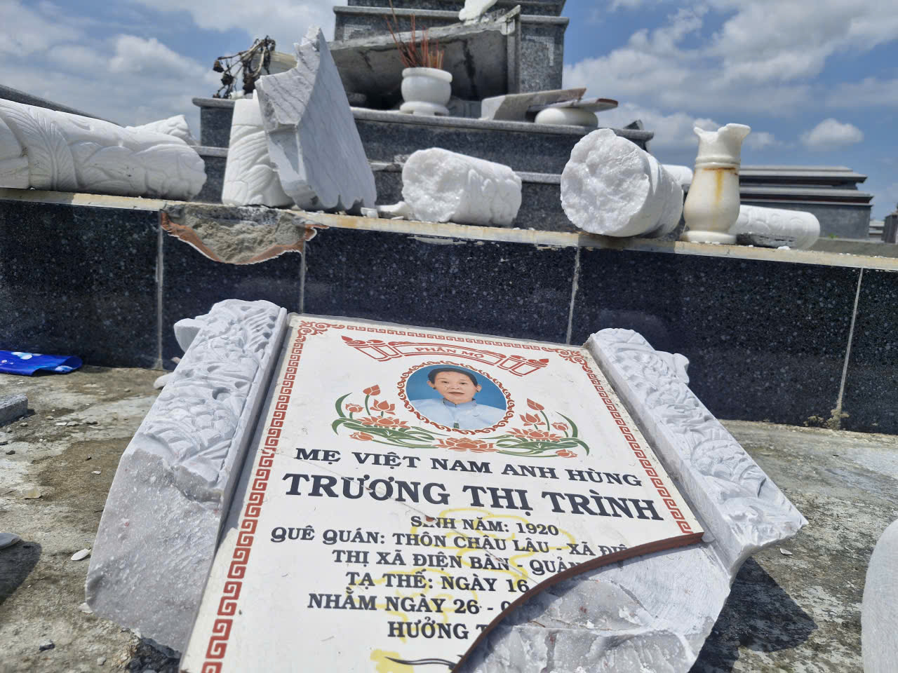 Mộ Mẹ Việt Nam Anh h&ugrave;ng bị đập ph&aacute;: Nghi vấn đặt ra - Ảnh 1.