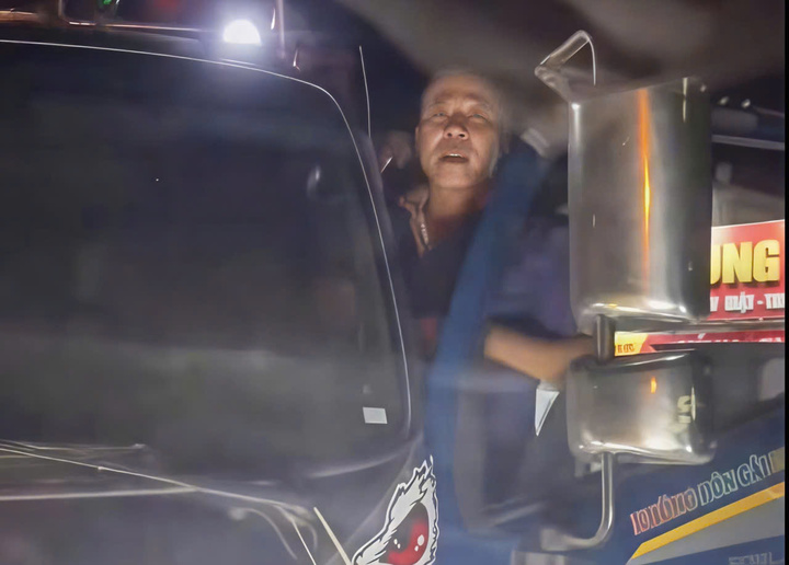 T&agrave;i xế xe tải BKS 98 c - 247 . 56 Cầm dao dọa ch&eacute;m người giữa phố năm 2026 - Ảnh 2.