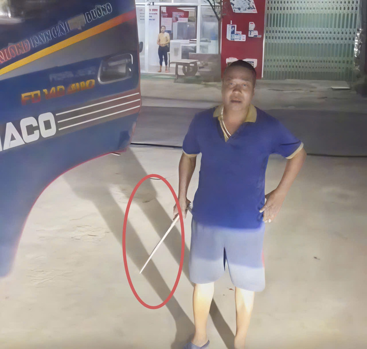 T&agrave;i xế xe tải BKS 98 c - 247 . 56 Cầm dao dọa ch&eacute;m người giữa phố năm 2026 - Ảnh 1.