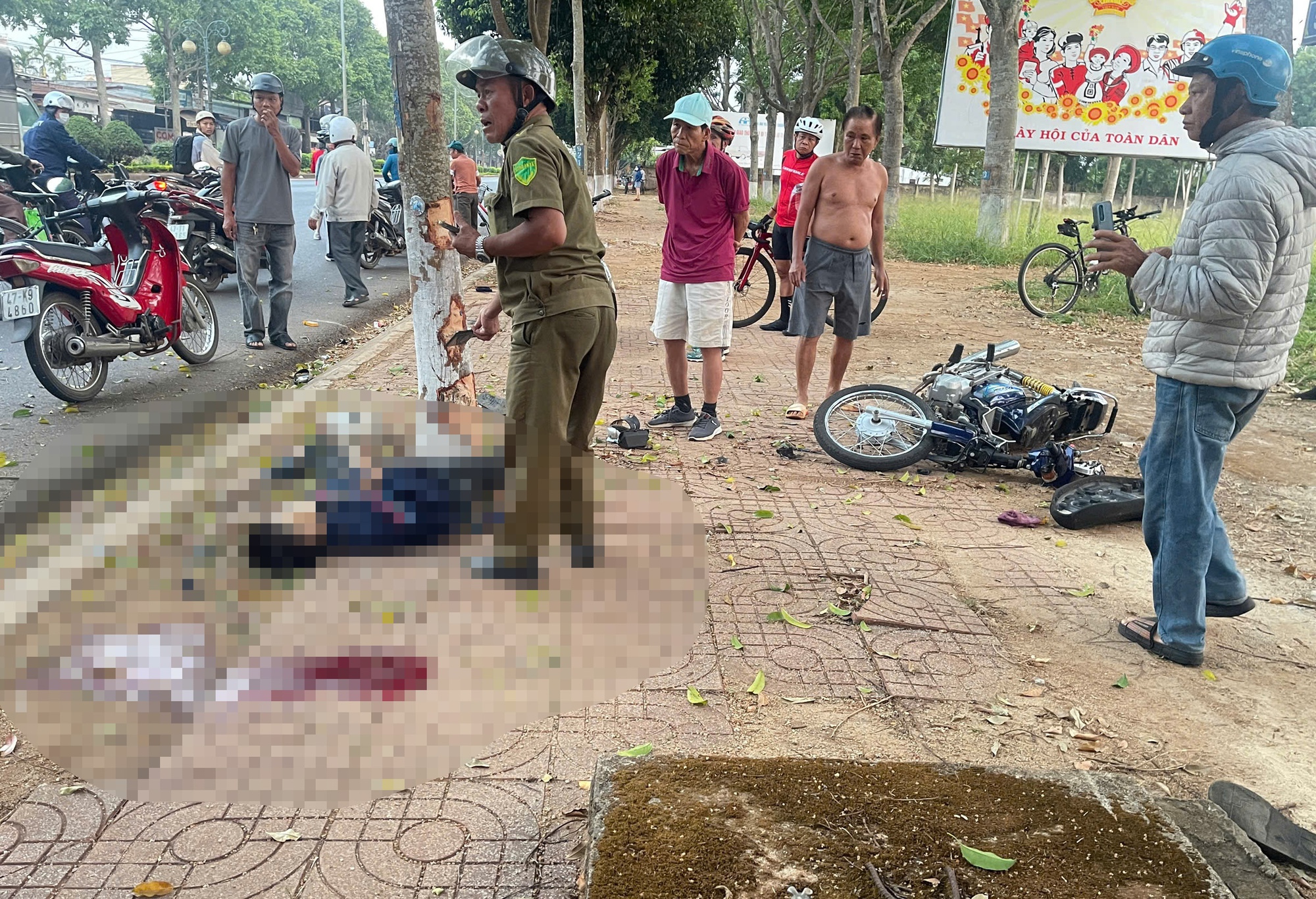 Tai nạn xe m&aacute;y chở 3 thiếu ni&ecirc;n ở Đắk Lắk: 2 Người tử vong - Ảnh 1.