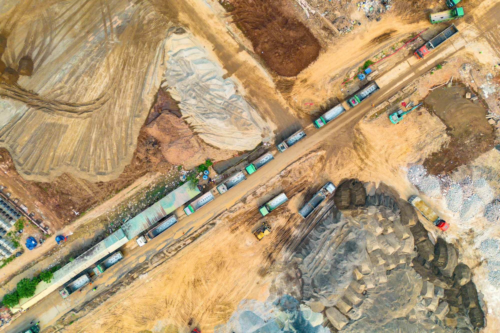 Đại c&ocirc;ng trường x&acirc;y s&acirc;n vận động lớn thứ hai Việt Nam: Lột x&aacute;c sau 2 th&aacute;ng, kh&aacute;n đ&agrave;i 60.000 chỗ dần lộ diện - Ảnh 12.