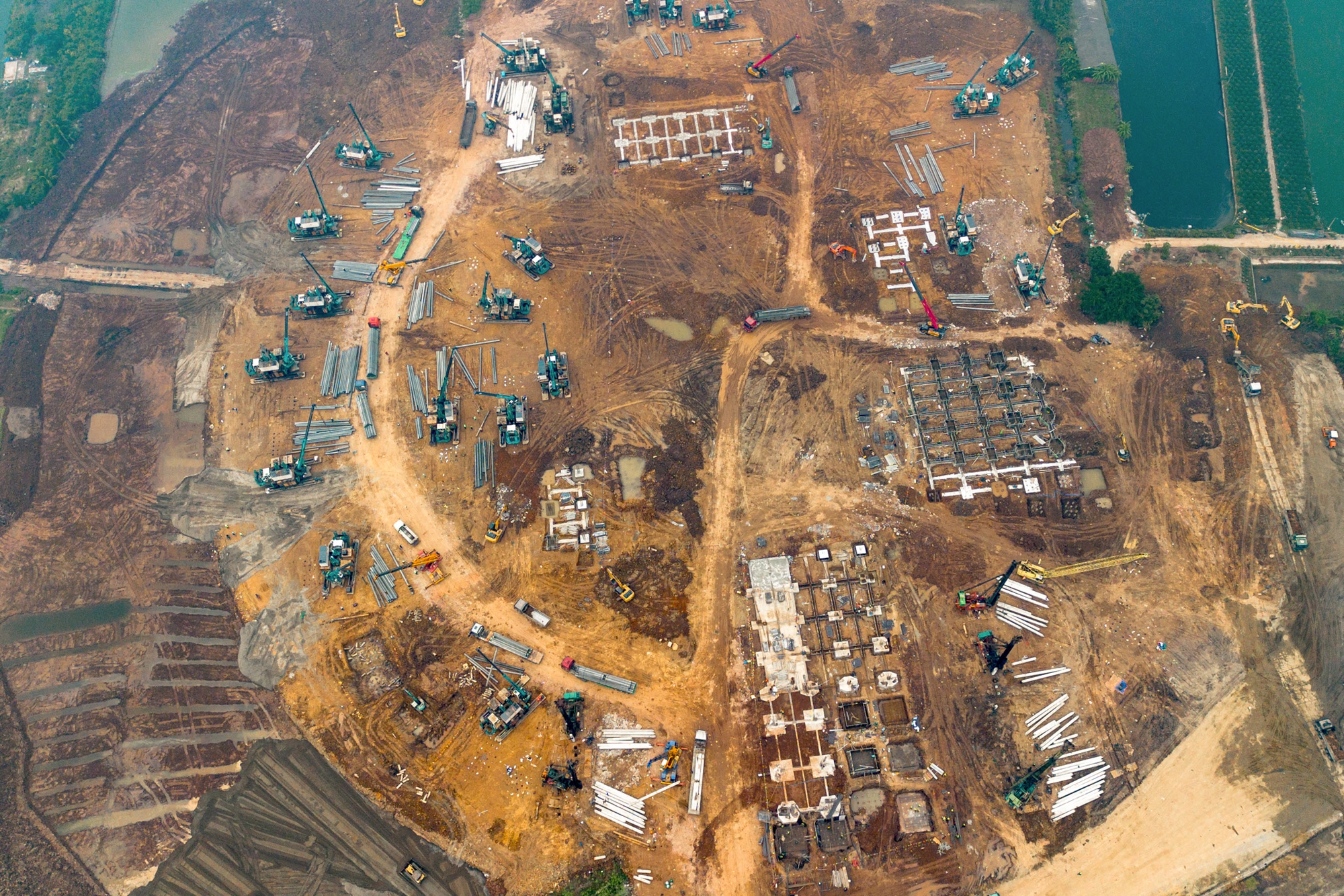 Đại c&ocirc;ng trường x&acirc;y s&acirc;n vận động lớn thứ hai Việt Nam: Lột x&aacute;c sau 2 th&aacute;ng, kh&aacute;n đ&agrave;i 60.000 chỗ dần lộ diện - Ảnh 2.