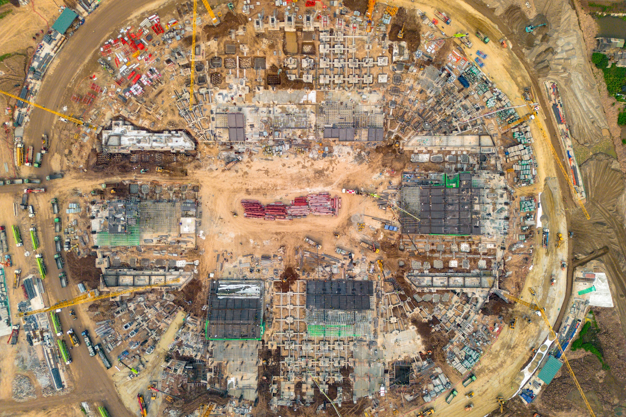 Đại c&ocirc;ng trường x&acirc;y s&acirc;n vận động lớn thứ hai Việt Nam: Lột x&aacute;c sau 2 th&aacute;ng, kh&aacute;n đ&agrave;i 60.000 chỗ dần lộ diện - Ảnh 4.