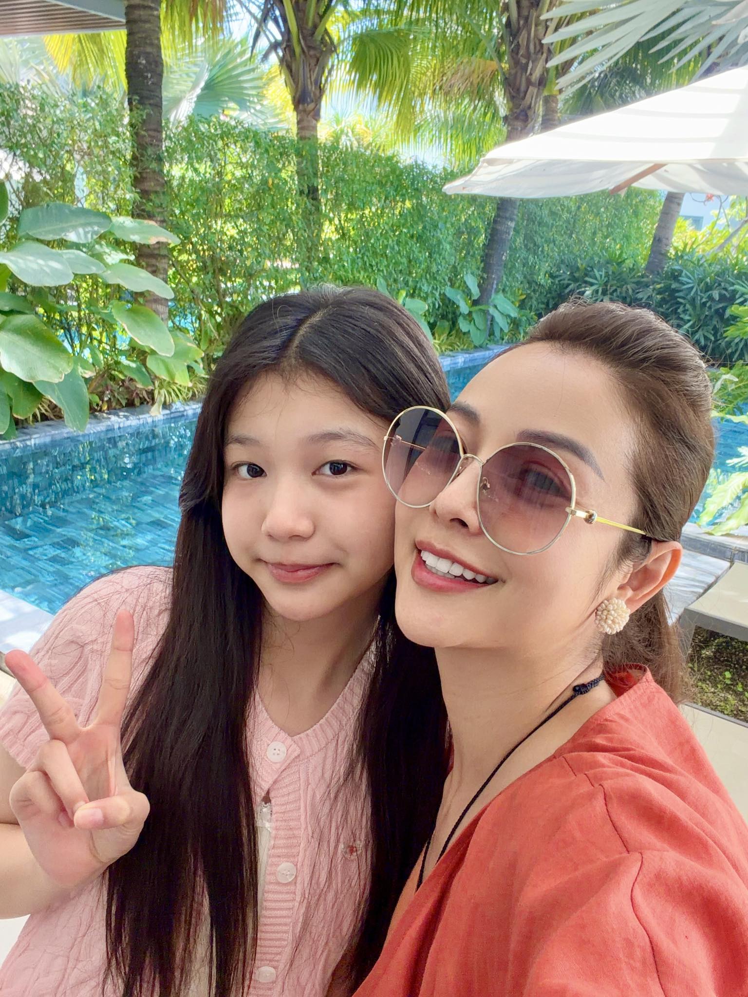 Con g&aacute;i Jennifer Phạm: Được nu&ocirc;i dạy chuẩn &ldquo;l&aacute; ngọc c&agrave;nh v&agrave;ng&rdquo;, 13 tuổi xinh như hoa hậu - Ảnh 5.