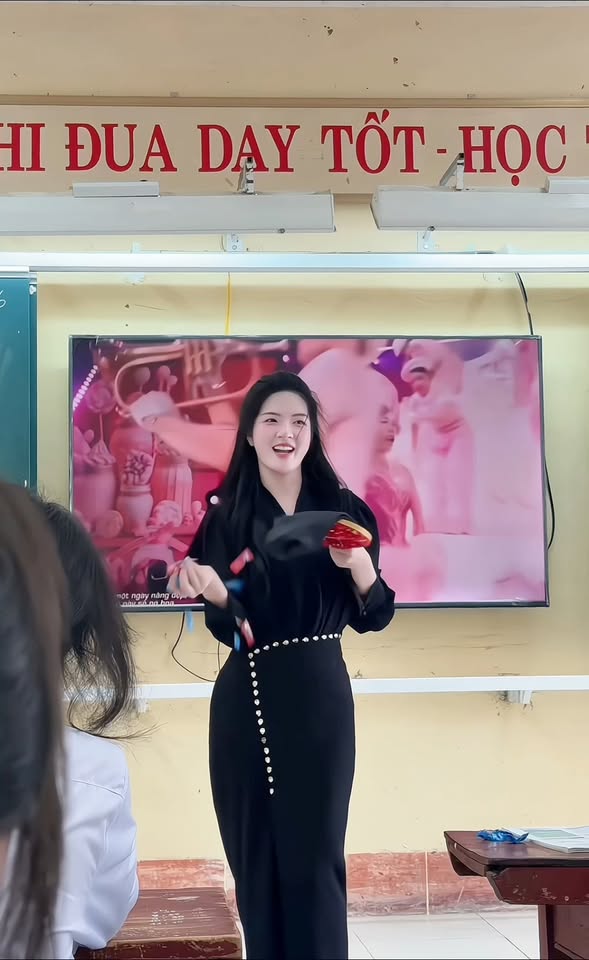 Ngẫu hứng biểu diễn ảo thuật, c&ocirc; gi&aacute;o xinh đẹp khiến CDM hết lời khen ngợi- Ảnh 1.