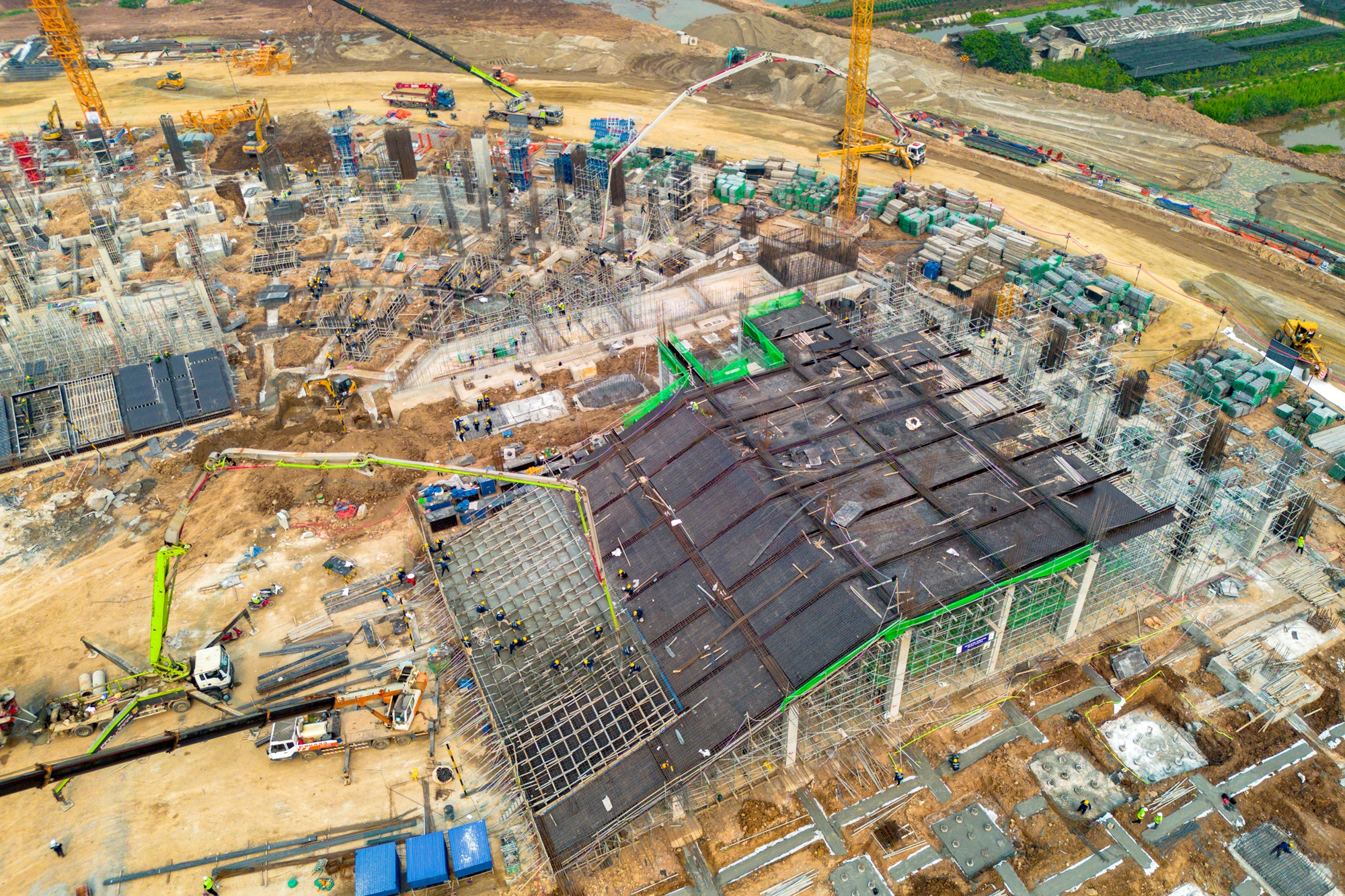 Đại c&ocirc;ng trường x&acirc;y s&acirc;n vận động lớn thứ hai Việt Nam: Lột x&aacute;c sau 2 th&aacute;ng, kh&aacute;n đ&agrave;i 60.000 chỗ dần lộ diện - Ảnh 9.