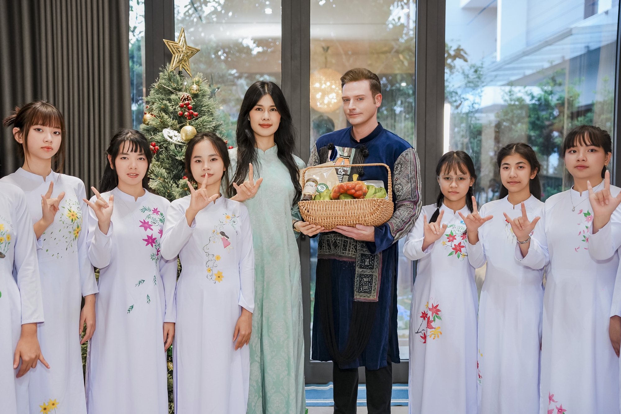 Ph&uacute;c Anh ra bản tiếng Anh ca kh&uacute;c "54 D&acirc;n Tộc Việt Nam", phần h&igrave;nh ảnh g&acirc;y x&uacute;c động mạnh - Ảnh 3.