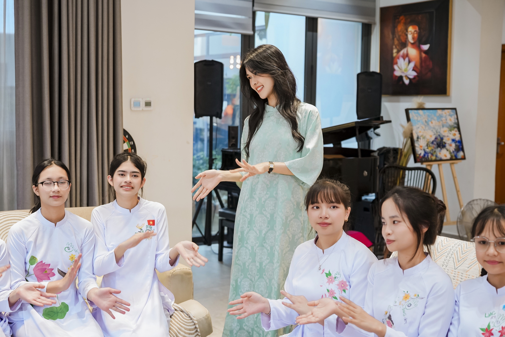 Ph&uacute;c Anh ra bản tiếng Anh ca kh&uacute;c "54 D&acirc;n Tộc Việt Nam", phần h&igrave;nh ảnh g&acirc;y x&uacute;c động mạnh - Ảnh 2.