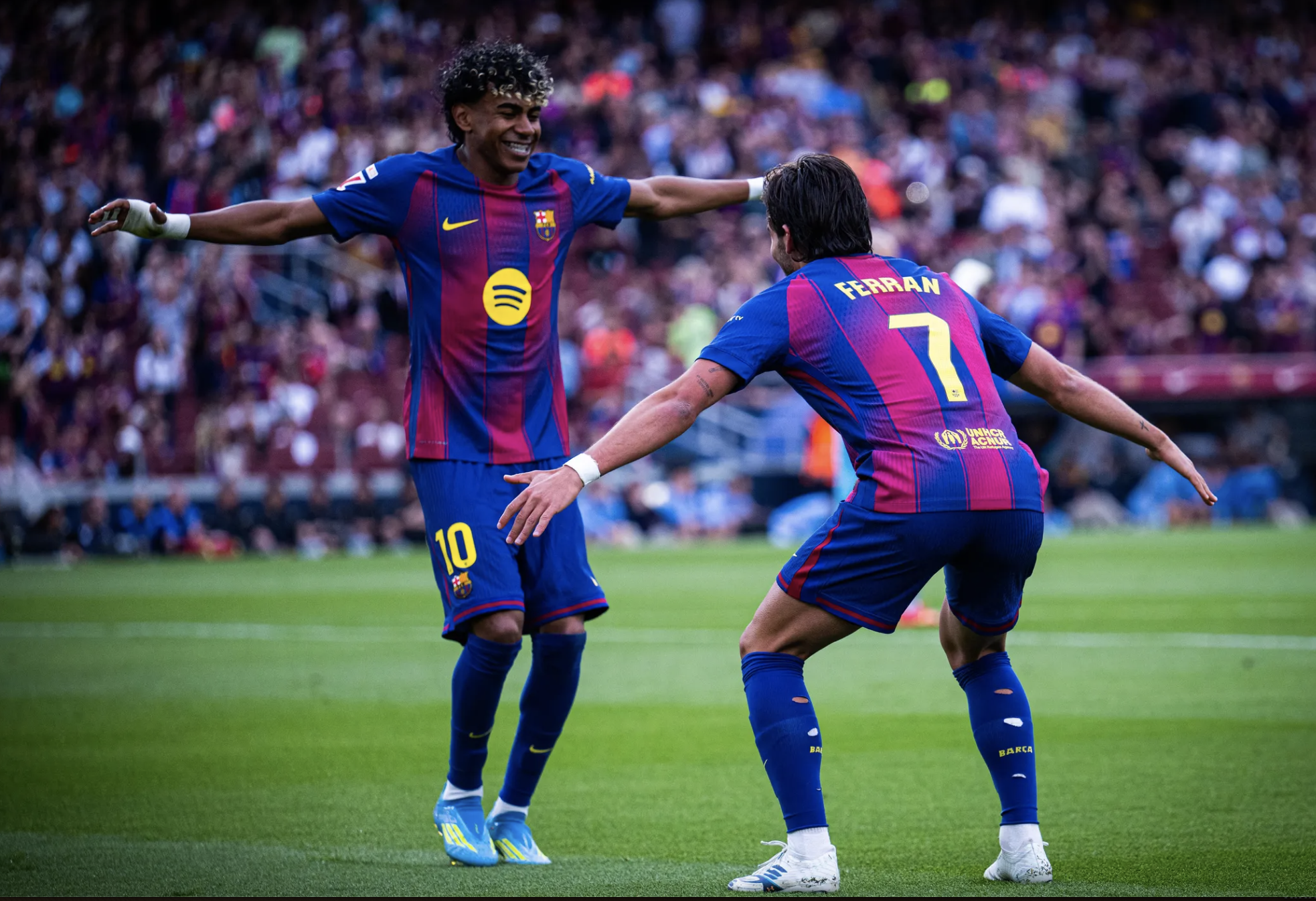 Barcelona đại thắng derby Catalan, &aacute;p s&aacute;t ng&ocirc;i v&ocirc; địch La Liga - Ảnh 3.