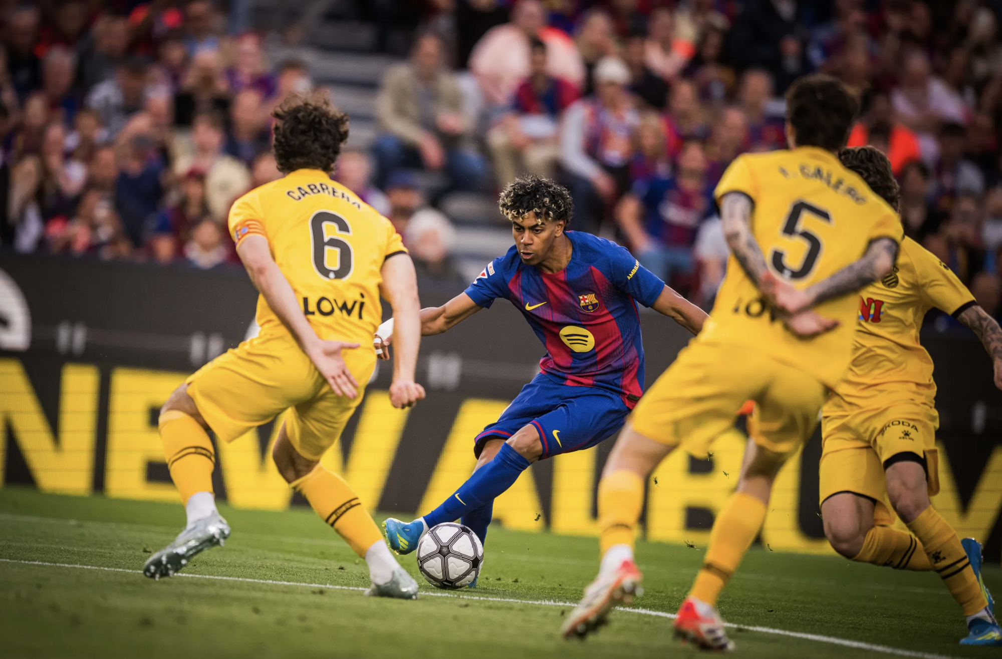 Barcelona đại thắng derby Catalan, &aacute;p s&aacute;t ng&ocirc;i v&ocirc; địch La Liga - Ảnh 1.