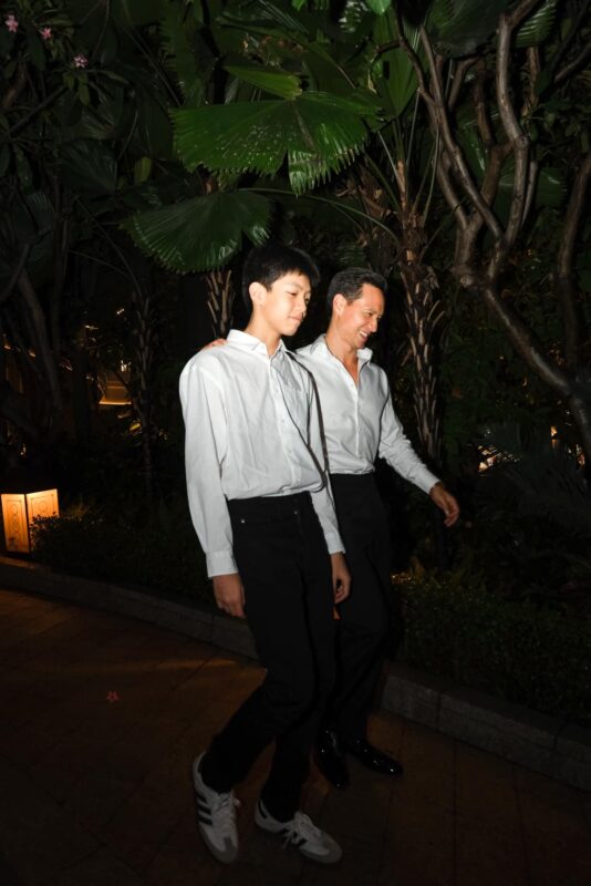 Con trai H&agrave; Hồ: Lịch l&atilde;m, phong th&aacute;i tổng t&agrave;i, đứng với bố như người &ldquo;khổng lồ&rdquo; - Ảnh 9.