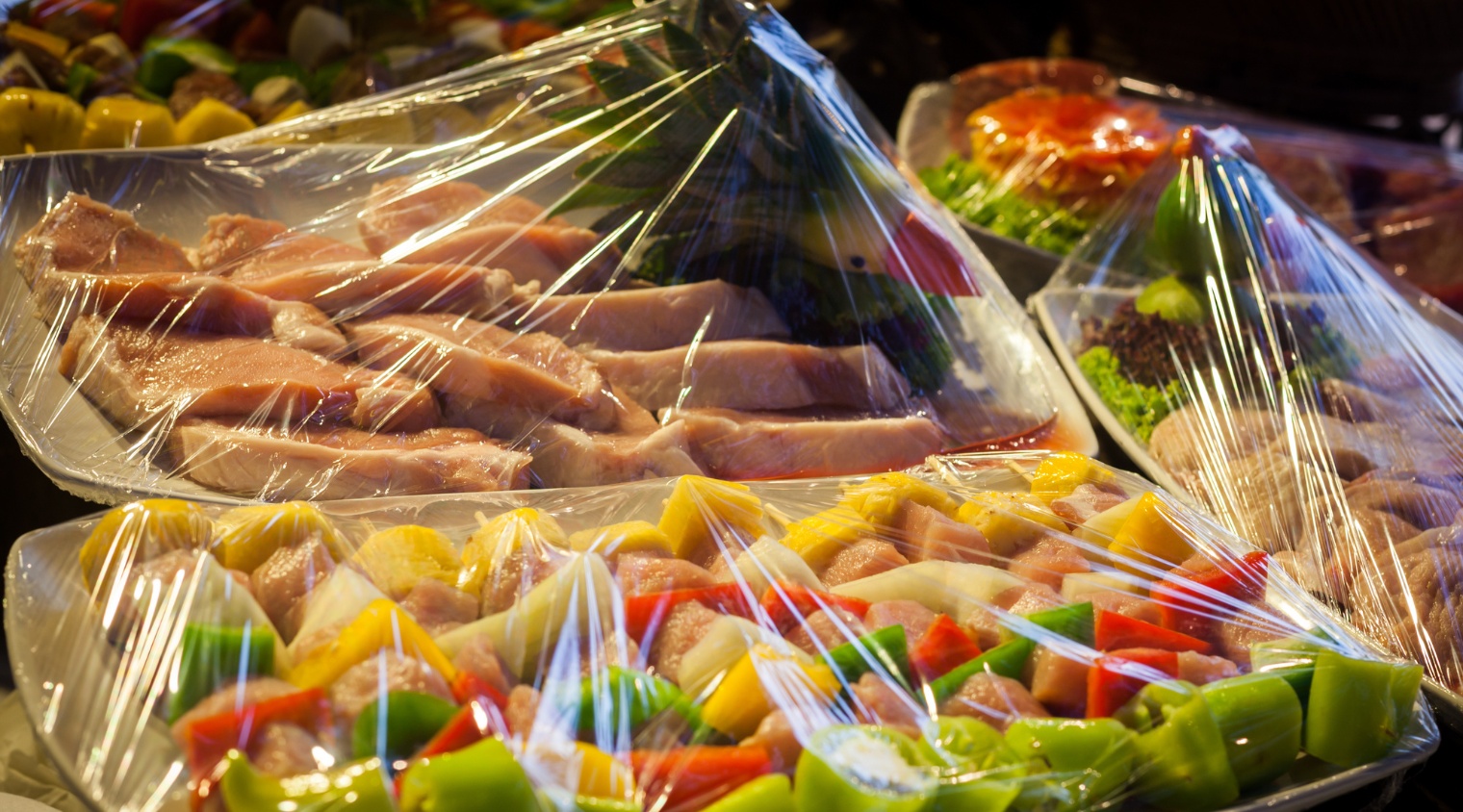 Cảnh b&aacute;o về m&agrave;ng bọc thực phẩm: An to&agrave;n cho sức khỏe - Ảnh 2.