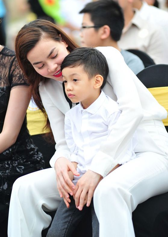 Con trai H&agrave; Hồ: Lịch l&atilde;m, phong th&aacute;i tổng t&agrave;i, đứng với bố như người &ldquo;khổng lồ&rdquo; - Ảnh 2.