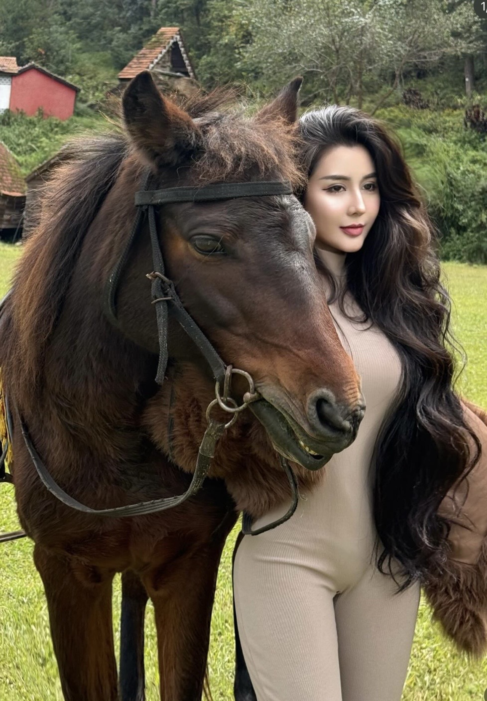 Rời y&ecirc;n ngựa để "xuống nước", hot girl l&agrave;ng kỵ sĩ g&acirc;y b&atilde;o với m&agrave;n biến h&igrave;nh - Ảnh 2.