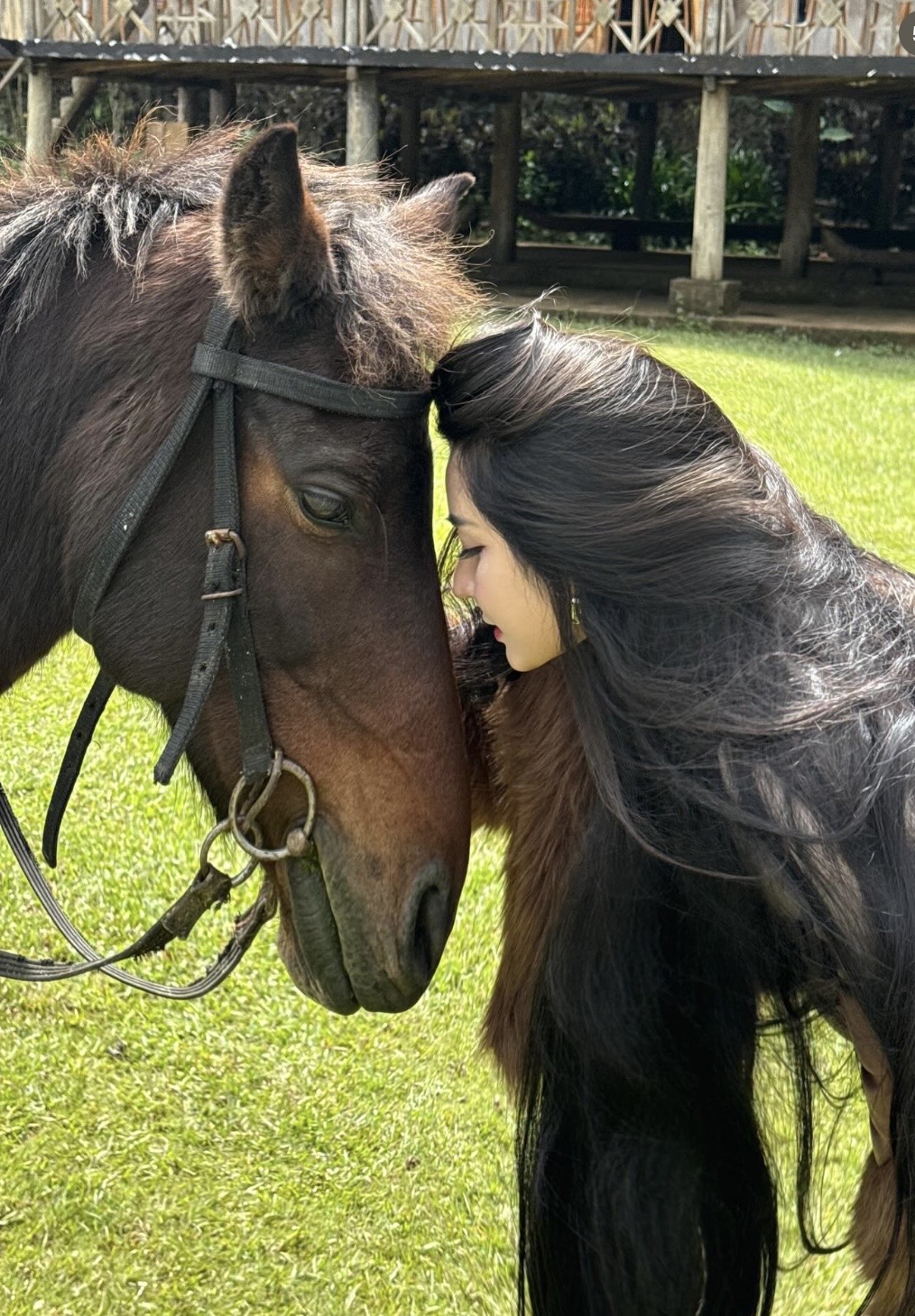 Rời y&ecirc;n ngựa để "xuống nước", hot girl l&agrave;ng kỵ sĩ g&acirc;y b&atilde;o với m&agrave;n biến h&igrave;nh - Ảnh 3.