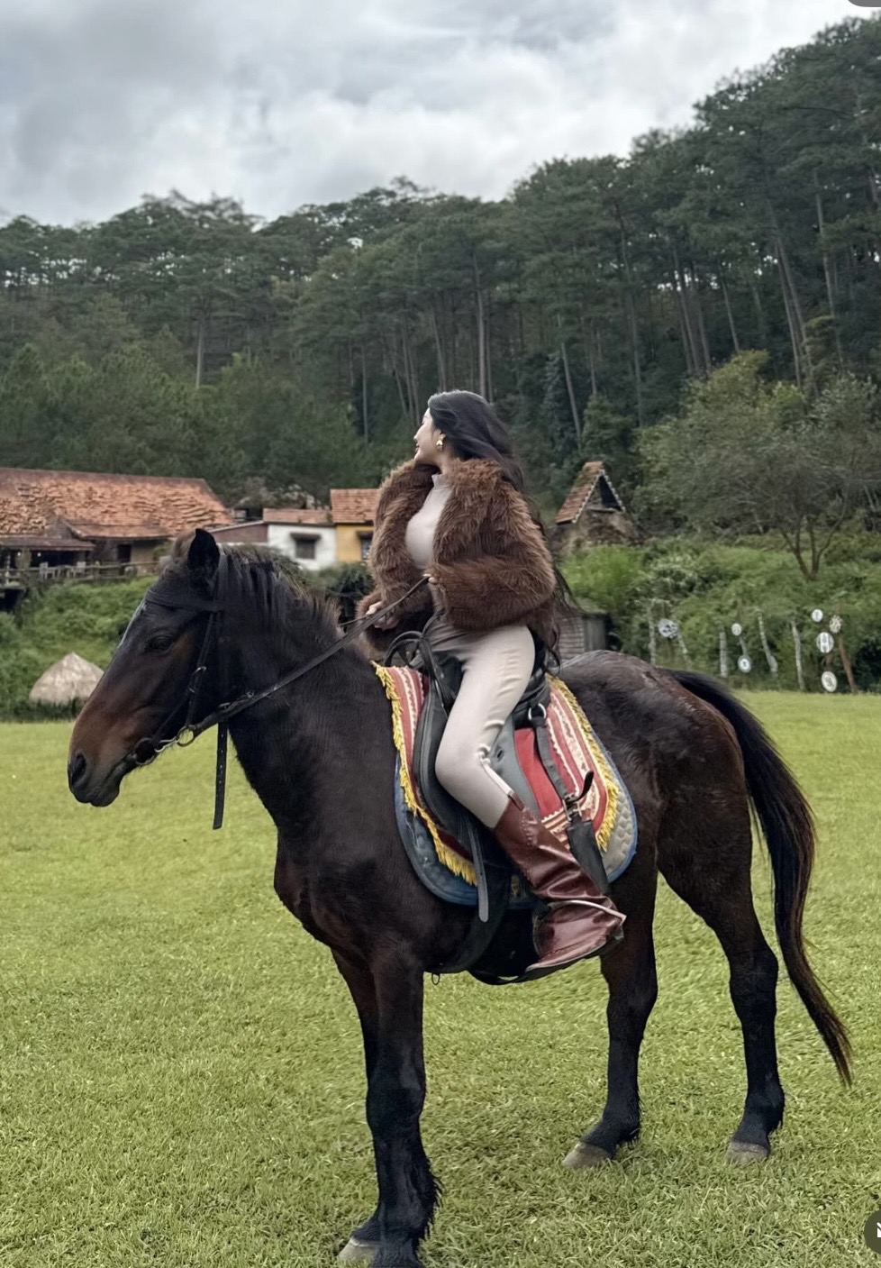 Rời y&ecirc;n ngựa để "xuống nước", hot girl l&agrave;ng kỵ sĩ g&acirc;y b&atilde;o với m&agrave;n biến h&igrave;nh - Ảnh 1.