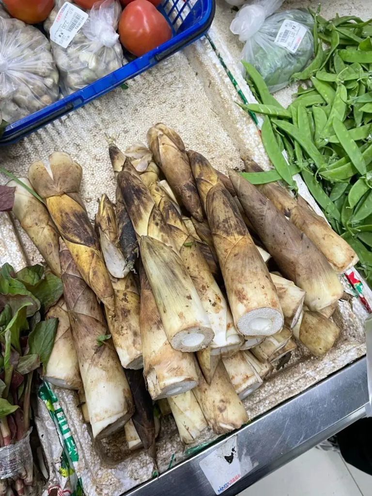 Ăn 1 loại rau khi đ&oacute;i bụng, người đ&agrave;n &ocirc;ng nhập viện v&igrave; xuất huyết dạ d&agrave;y, b&aacute;c sĩ nhăn mặt: "L&agrave;m thế kh&aacute;c g&igrave; cọ sắt ch&agrave; th&agrave;nh dạ d&agrave;y?"- Ảnh 1.