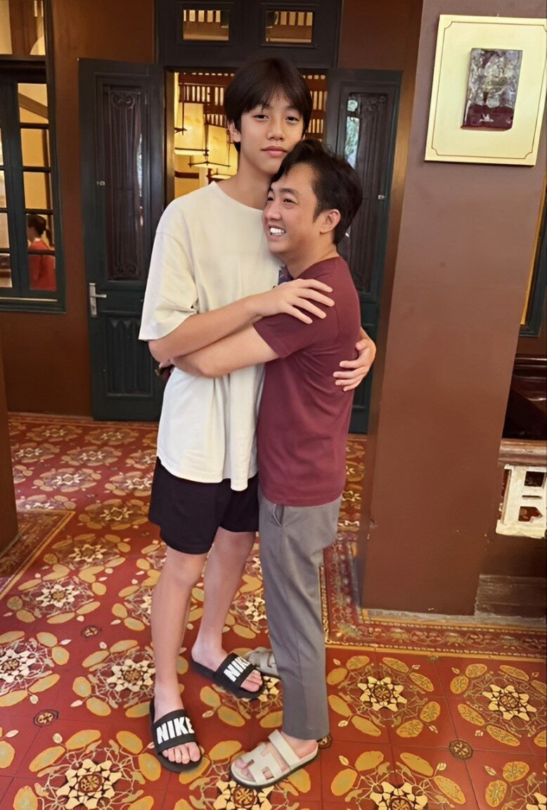 Con trai H&agrave; Hồ: Lịch l&atilde;m, phong th&aacute;i tổng t&agrave;i, đứng với bố như người &ldquo;khổng lồ&rdquo; - Ảnh 6.