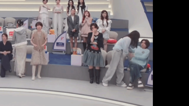 Tranh c&atilde;i sao nữ th&aacute;i độ với Trang Ph&aacute;p: Căng thẳng hất tay đồng đội, coi thường th&iacute; sinh bị loại?- Ảnh 4.