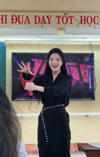 Ngẫu hứng biểu diễn ảo thuật, c&ocirc; gi&aacute;o xinh đẹp khiến CDM hết lời khen ngợi- Ảnh 2.