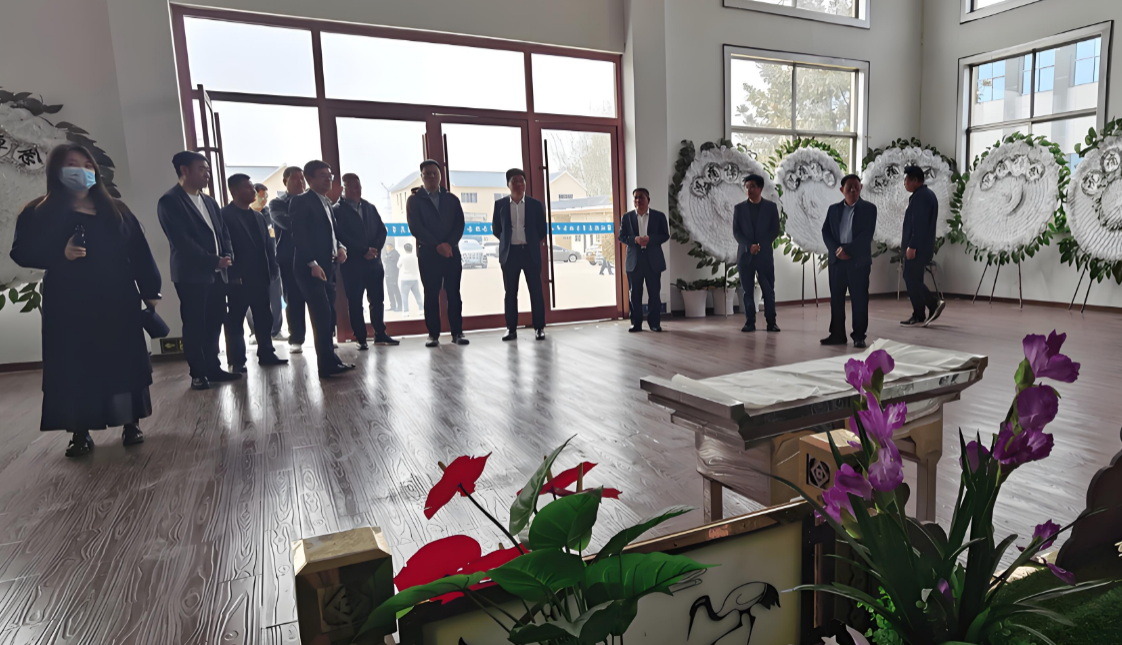 Trong đ&aacute;m tang bố t&ocirc;i, c&oacute; một người đến viếng, sau khi nh&igrave;n thấy, vợ t&ocirc;i lặng lẽ dọn đồ bỏ về ngoại- Ảnh 1.