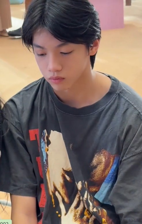 Con trai H&agrave; Hồ: Lịch l&atilde;m, phong th&aacute;i tổng t&agrave;i, đứng với bố như người &ldquo;khổng lồ&rdquo; - Ảnh 5.