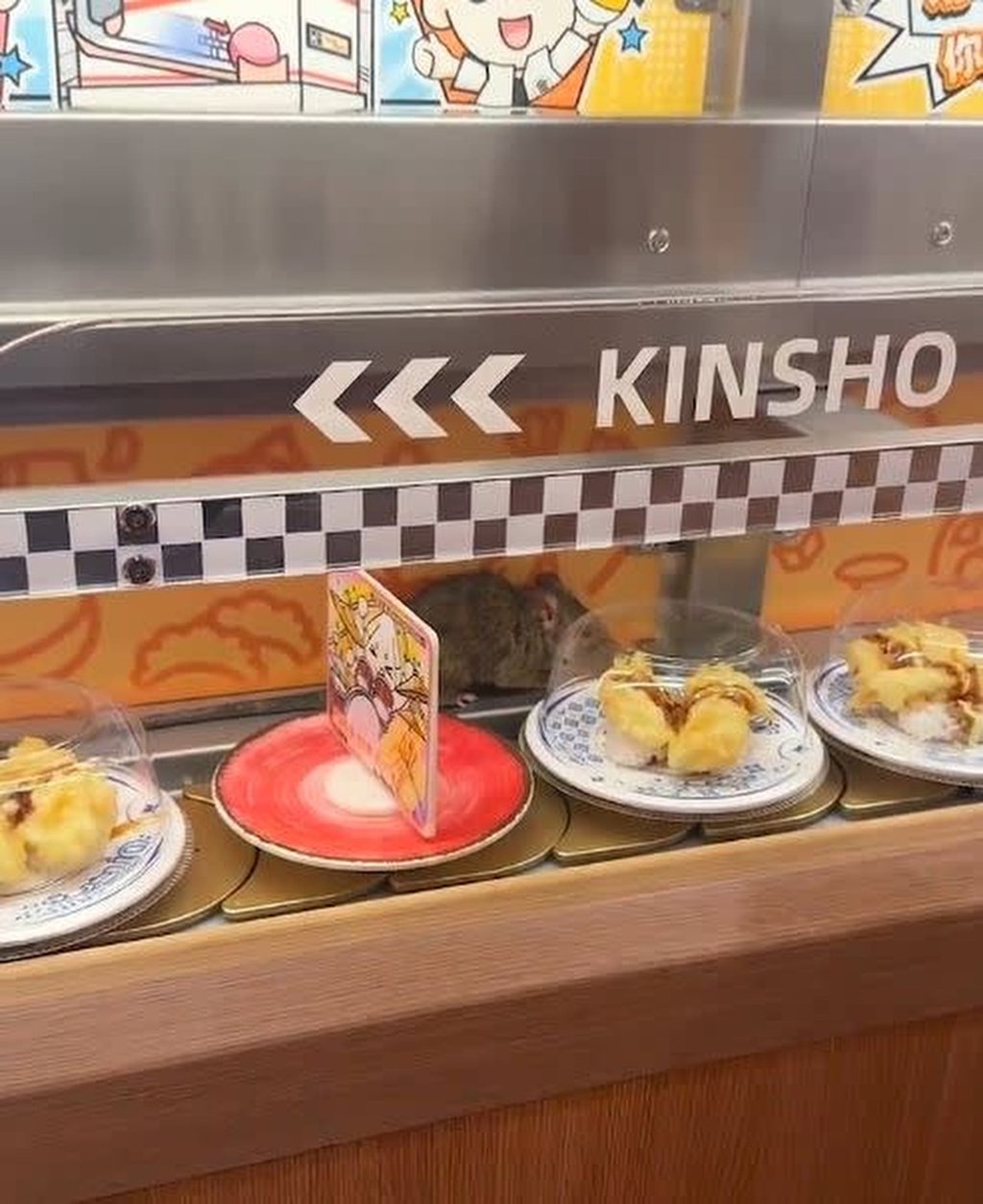 Những c&acirc;u chuyện kỳ quặc ở Trung Quốc: Nh&agrave; d&iacute;nh dớp, thang m&aacute;y lạ v&agrave; chuột Mickey - Ảnh 4.