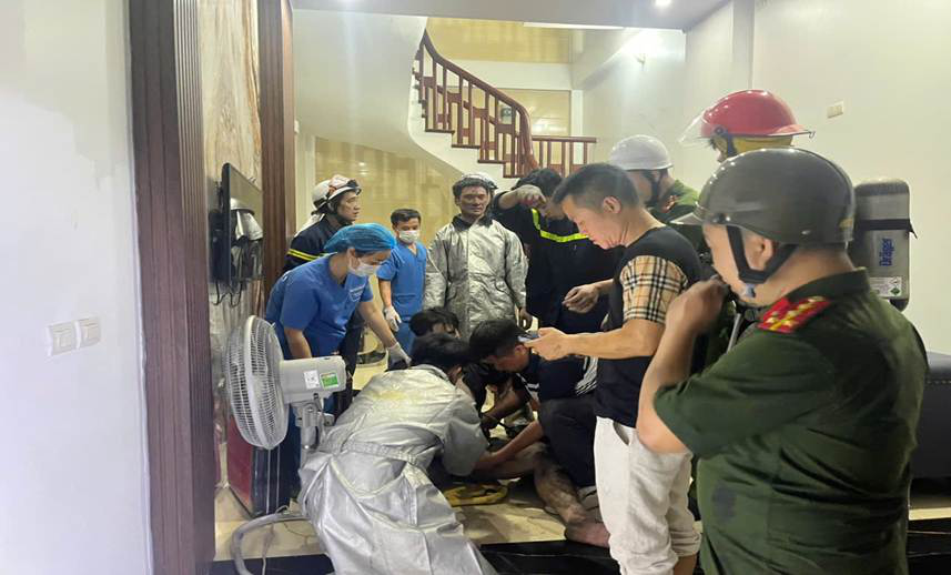 Giải cứu 5 người trong vụ ch&aacute;y nh&agrave; H&agrave; Nội 6 tầng l&uacute;c nửa đ&ecirc;m - Ảnh 5.