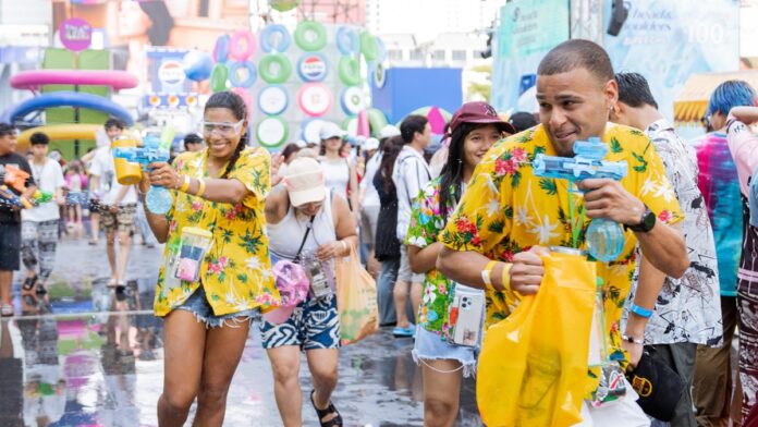 Ch&ugrave;m ảnh khiến ch&uacute;ng ta muốn bay sang Th&aacute;i Lan ngay b&acirc;y giờ: L&aacute;ng giềng Việt Nam tưng bừng đ&oacute;n năm mới với &ldquo;thủy chiến&rdquo; tr&ecirc;n phố - Ảnh 10.