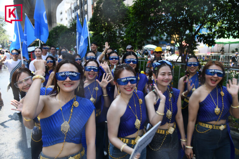 Ch&ugrave;m ảnh khiến ch&uacute;ng ta muốn bay sang Th&aacute;i Lan ngay b&acirc;y giờ: L&aacute;ng giềng Việt Nam tưng bừng đ&oacute;n năm mới với &ldquo;thủy chiến&rdquo; tr&ecirc;n phố - Ảnh 9.