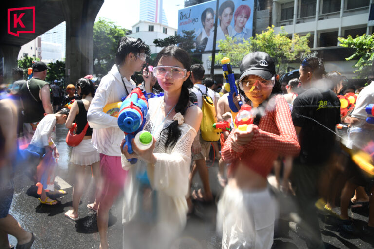 Ch&ugrave;m ảnh khiến ch&uacute;ng ta muốn bay sang Th&aacute;i Lan ngay b&acirc;y giờ: L&aacute;ng giềng Việt Nam tưng bừng đ&oacute;n năm mới với &ldquo;thủy chiến&rdquo; tr&ecirc;n phố - Ảnh 7.