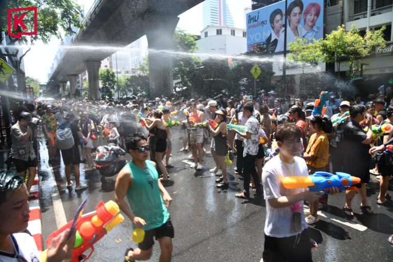 Ch&ugrave;m ảnh khiến ch&uacute;ng ta muốn bay sang Th&aacute;i Lan ngay b&acirc;y giờ: L&aacute;ng giềng Việt Nam tưng bừng đ&oacute;n năm mới với &ldquo;thủy chiến&rdquo; tr&ecirc;n phố - Ảnh 8.